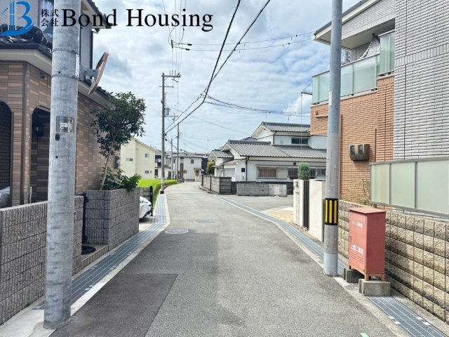 リフォーム素材の中古戸建　二見町西二見　築33年の前面道路含む現地写真