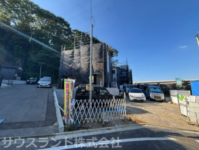 八王子市大船町第2　１号棟の前面道路含む現地写真|周囲の交通量が少なく落ち着いた雰囲気が漂う住宅地です。広い前面道路は車のすれ違いも無理なく行える幅員があります。お子様のお見送りや日常の歩行時も安心感を持って生活していただけます。