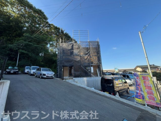 八王子市大船町第2　１号棟の前面道路含む現地写真|青空が大きく広がる高台エリアの現地写真です。道路からの高低差があるため通行人の視線が届きにくく、プライベートな時間を穏やかに過ごせます。風通しも良く澄んだ空気を満喫できる心地よい環境です。