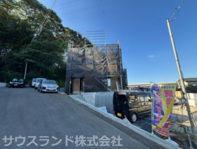 八王子市大船町第2　１号棟の前面道路含む現地写真|前面道路からスムーズにアプローチできる角地風の現地写真です。舗装された広い道路に面しており、緑が見える落ち着いた周辺環境で快適に暮らせます。