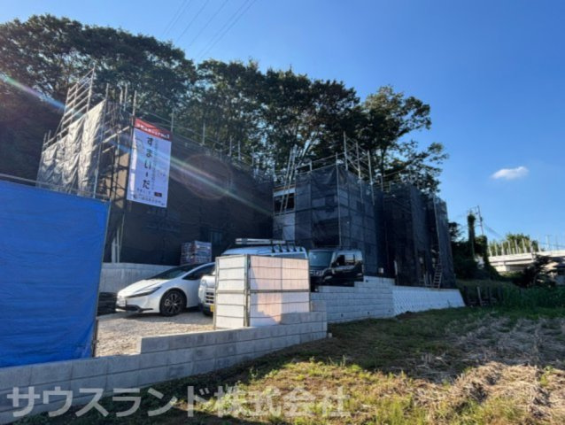 八王子市大船町第2　１号棟の前面道路含む現地写真|青空が広がる開放的な高台の建築現地です。遮るものがなく日当たりや通風が期待できる立地で、明るい居住空間が実現します。前面道路もすっきりとしており、お車での外出や駐車の際もスムーズに運転が可能です！