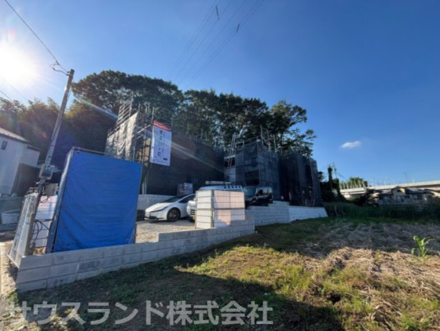 八王子市大船町第2　１号棟の前面道路含む現地写真|見晴らしの良い高台に位置する建築中の現地です。前面道路はゆとりある幅員があり、視界が広く確保されています。車の出し入れがしやすく、毎朝の通勤や週末のご家族でのお出かけもストレスなく出発できます。