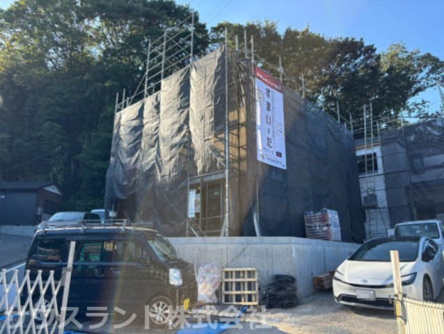 八王子市大船町第2　１号棟の前面道路含む現地写真|高台ならではの開放感があり、前面道路は周囲の車通りも落ち着いているため、小さなお子様がいるご家庭でも安心感があります。日々の暮らしに穏やかさをもたらします。