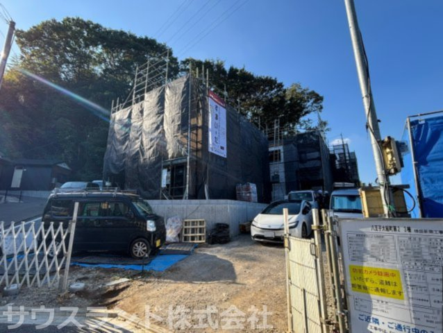 八王子市大船町第2　１号棟の前面道路含む現地写真|周囲の自然や空が見渡せる、開放感に恵まれた建築現地です。前面道路から敷地への出入りがしやすく、複数のお車も駐車しやすい広さがあります。高台のため通行人の視線も気になりにくく、静かに生活できます。