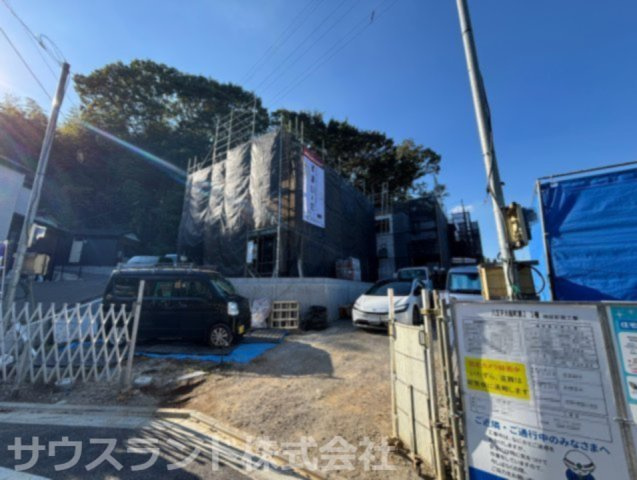 八王子市大船町第2　１号棟の前面道路含む現地写真|日当たりに恵まれた高台の建築現地です。周囲に背の高い建物がなく爽やかな陽光がしっかり差し込むため、洗濯物も乾きやすく快適です。敷地前のスペースは出し入れがスムーズで毎日の通勤も快適に行えます。