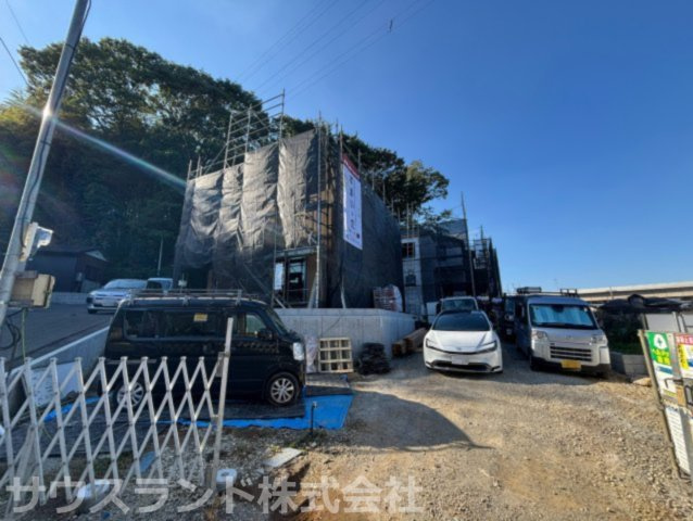 八王子市大船町第2　１号棟の前面道路含む現地写真|広々とした開放感が魅力の建築現場です。敷地全体にゆとりがあり、お車を複数台お持ちのご家庭でも無理なく停められる空間を確保できます。前面道路の視界が良く日常の出し入れも安心感があります。