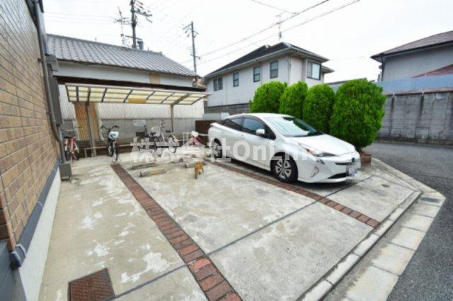 ドミール本町の駐車場