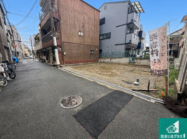 ◆東大阪市足代南　新築一戸建ての前面道路含む現地写真|周辺は落ち着いた街並みの住宅地！子育てがしやすい住環境です！まだ未完成ですが、現地でしかわからない事もございます。是非一度ご覧ください。