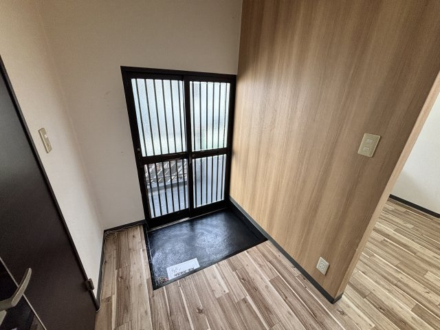 コーポラル三宝の玄関