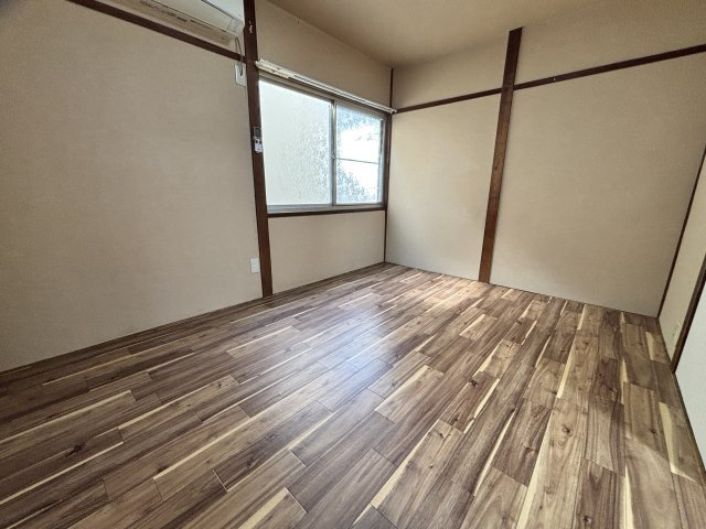 コーポラル三宝の洋室