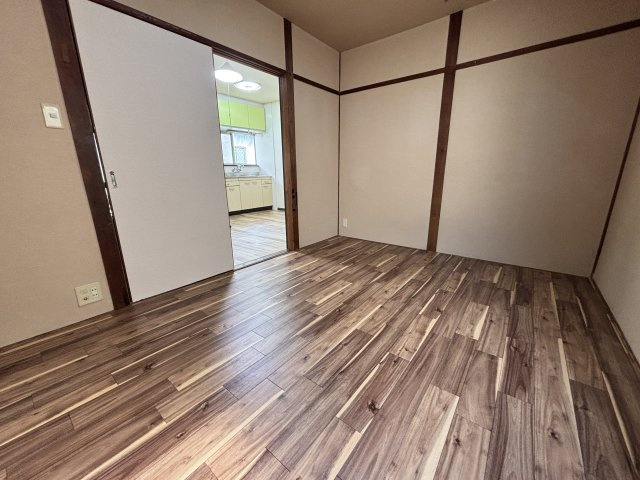 コーポラル三宝の洋室