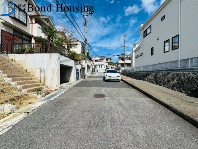 乾太くん標準設置　神陵台5丁目　新築戸建の前面道路含む現地写真