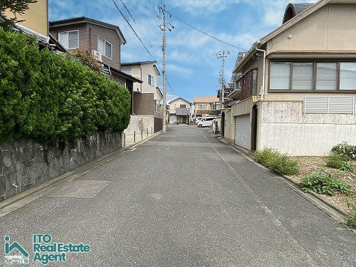 衣笠西開キ町 建築条件無し 土地の前面道路含む現地写真