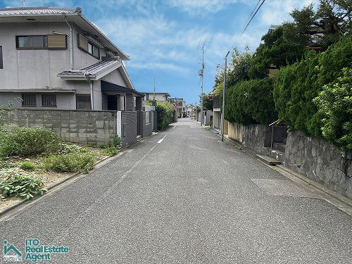 衣笠西開キ町 建築条件無し 土地の前面道路含む現地写真