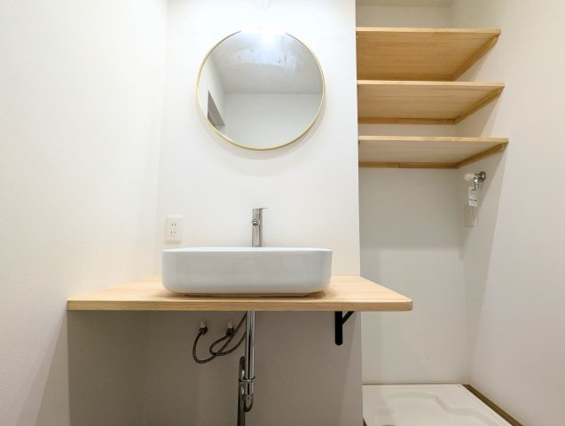 中野区大和町2丁目　中古戸建の独立洗面台|清潔感のあるプライベート空間は、身だしなみチェックやお肌のお手入れに最適です。

現地ご見学希望・資料請求などお気軽にお問い合わせ下さい！
03-5990-5201