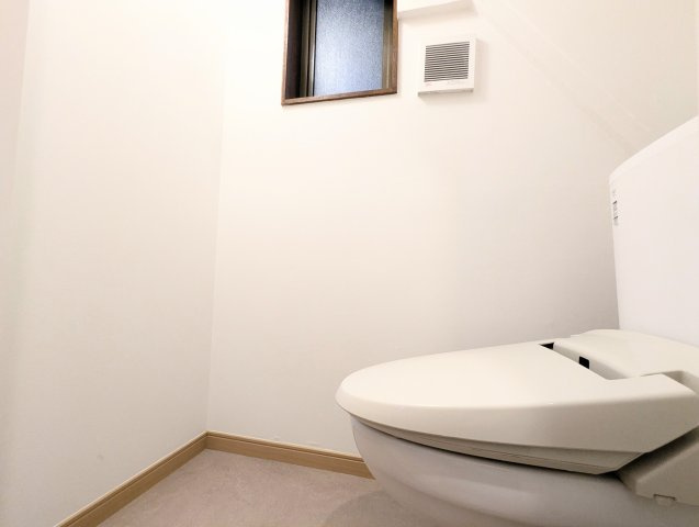 中野区大和町2丁目　中古戸建のトイレ|ウォシュレット付きのトイレはいつも快適！

現地ご見学希望・資料請求などお気軽にお問い合わせ下さい！
03-5990-5201