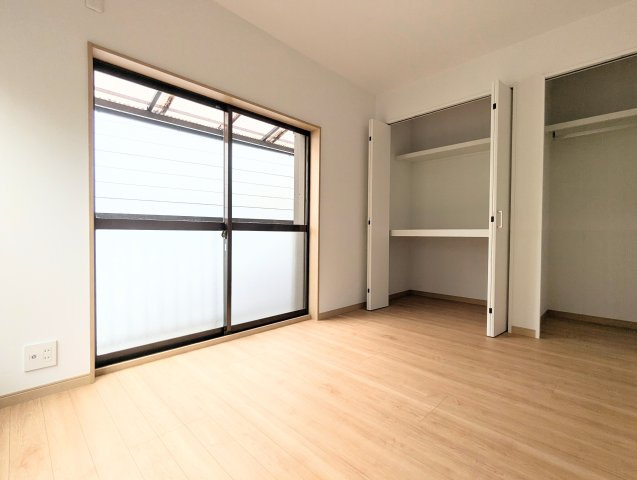 中野区大和町2丁目　中古戸建の洋室|大きな窓からたっぷりと陽光が注がれる明るい居室。一日の疲れを癒し、時を忘れて過ごせる空間です！

現地ご見学希望・資料請求などお気軽にお問い合わせ下さい！
03-5990-5201