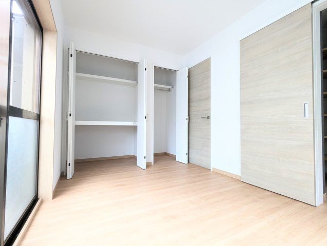 中野区大和町2丁目　中古戸建の洋室|部屋収納もバッチリです！見せる収納も流行っていますが、やはり見せない収納も大切ですね。

現地ご見学希望・資料請求などお気軽にお問い合わせ下さい！
03-5990-5201