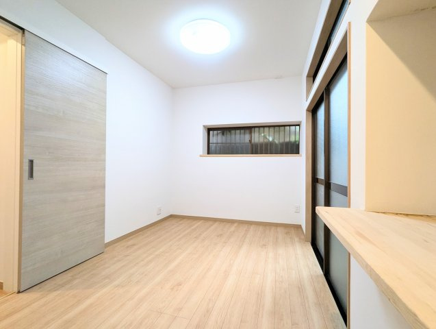 中野区大和町2丁目　中古戸建の洋室|明るいお部屋はそれだけで気分が晴れやかになりますね！

現地ご見学希望・資料請求などお気軽にお問い合わせ下さい！
03-5990-5201