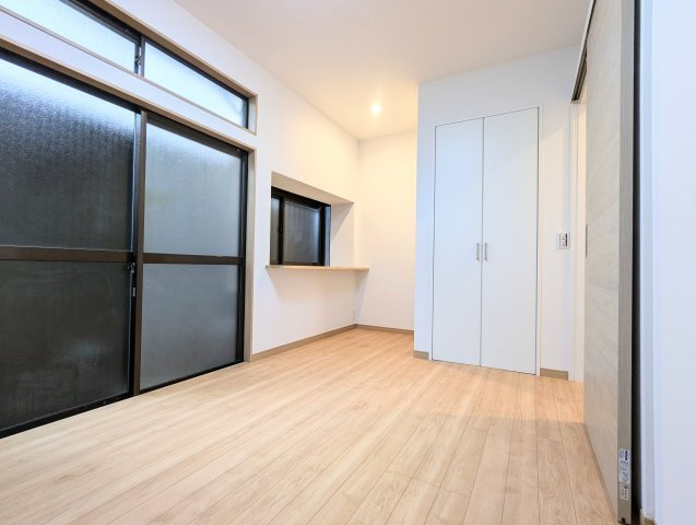 中野区大和町2丁目　中古戸建の洋室|各部屋に窓を設置！明るい日差しが降り注ぐ心地よい室内は、日々の暮らしに安らぎを与えてくれます。

現地ご見学希望・資料請求などお気軽にお問い合わせ下さい！
03-5990-5201