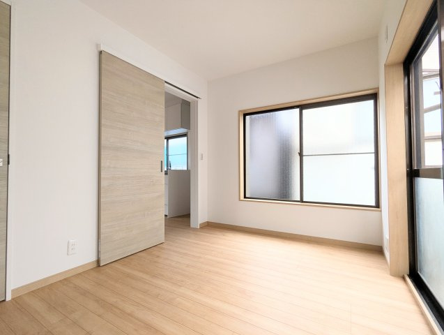 中野区大和町2丁目　中古戸建の洋室|白を基調としたお部屋は光を反射するため、お部屋が明るく美しく見えますね！

現地ご見学希望・資料請求などお気軽にお問い合わせ下さい！
03-5990-5201
