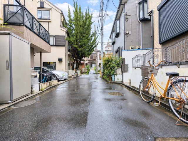 中野区大和町2丁目　中古戸建の前面道路含む現地写真|都市機能の利便性と豊かな緑に恵まれた住環境。

現地ご見学希望・資料請求などお気軽にお問い合わせ下さい！
03-5990-5201