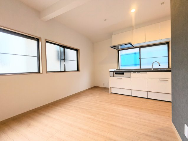 中野区大和町2丁目　中古戸建の居間・リビング|ご家族が自然と集まり会話が弾む、笑顔を育む明るい居住空間です。

現地ご見学希望・資料請求などお気軽にお問い合わせ下さい！
03-5990-5201