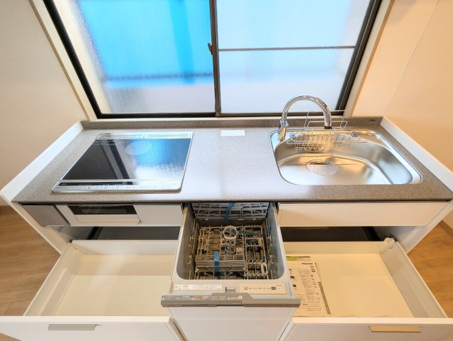 中野区大和町2丁目　中古戸建のキッチン|ビルトインタイプの食洗機付き！家事の時間と、手洗いに比べて使用水量も軽減します！

現地ご見学希望・資料請求などお気軽にお問い合わせ下さい！
03-5990-5201