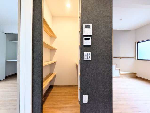 中野区大和町2丁目　中古戸建の収納|パントリーがあれば調理器具までスッキリ！食品の在庫も分かりやすく取り出しもスムーズ。

現地ご見学希望・資料請求などお気軽にお問い合わせ下さい！
03-5990-5201