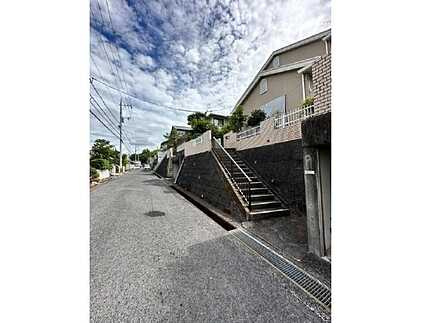 佐伯区五月が丘4丁目35-14の前面道路含む現地写真
