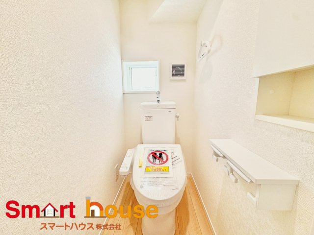 大和市福田第８０のトイレ|節水型でエコなトイレには今では当たり前のウォシュレット付き。換気機能も着いているので常に快適ですね♪