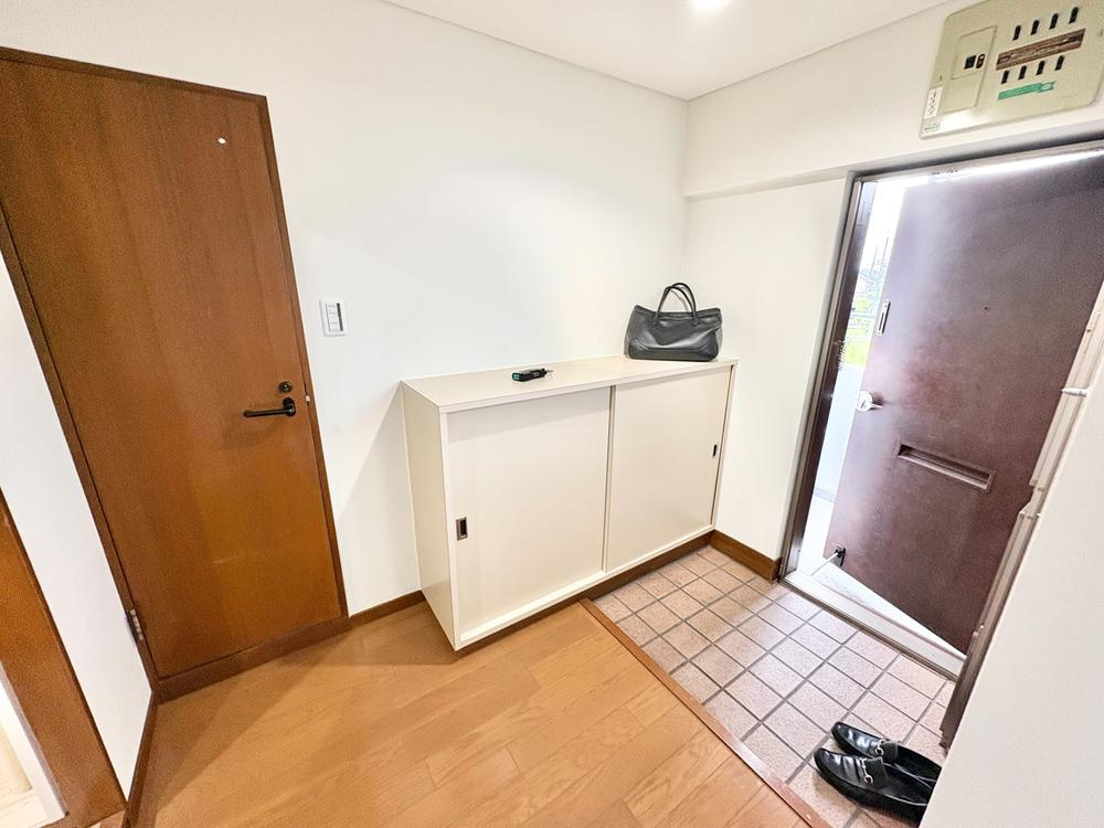 グリーンタウン東香里マンションC棟の玄関|シューズボックス
■物件内覧・資金計画相談・住宅ローン相談、リフォーム相談、お問合せ受付中■
※当日・翌日のご内覧、ご相談はお電話でのお問合せがスムーズです！