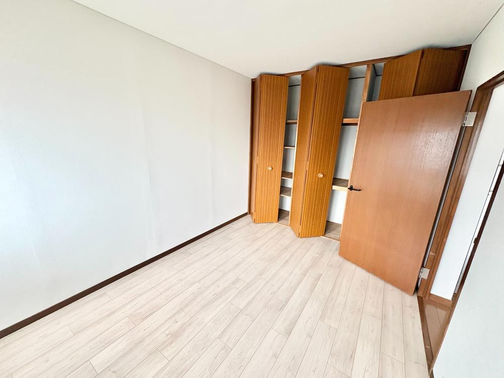 グリーンタウン東香里マンションC棟の子供部屋|洋室6.0帖
■物件内覧・資金計画相談・住宅ローン相談、リフォーム相談、お問合せ受付中■
※当日・翌日のご内覧、ご相談はお電話でのお問合せがスムーズです！