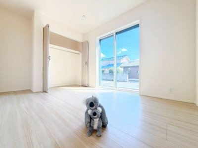 【洋室】 | 前橋市下石倉町　平屋　新築住宅 | 窓からそそがれる暖かみのある明るい空間。広々としたプライベート空間で自分の時間を楽しめます。フローリング仕様で普段のお掃除も楽々です。