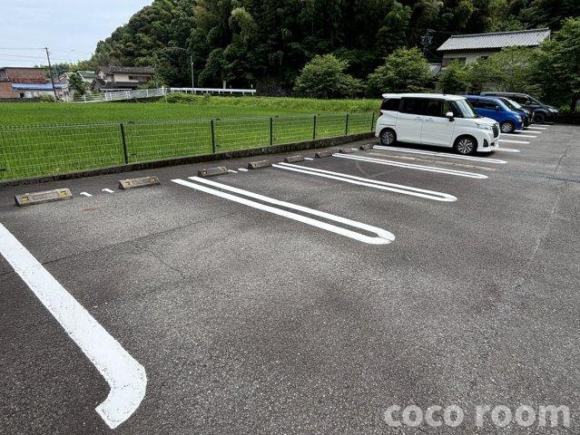 プレジャー　アイの駐車場
