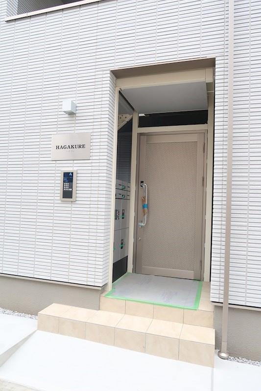 HAGAKUREのエントランス|TVモニター付オートロック宅配BOX付エントランス
