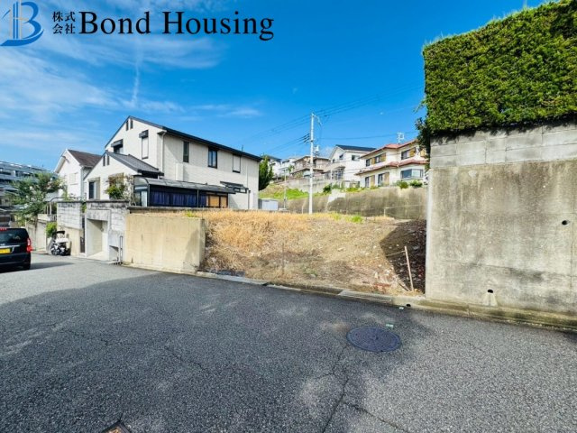 神戸市垂水区つつじが丘７丁目の新築一戸建の前面道路含む現地写真