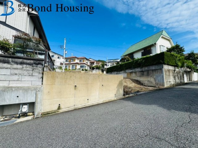 神戸市垂水区つつじが丘７丁目の新築一戸建の前面道路含む現地写真