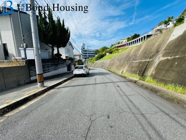 神戸市垂水区つつじが丘７丁目の新築一戸建の前面道路含む現地写真