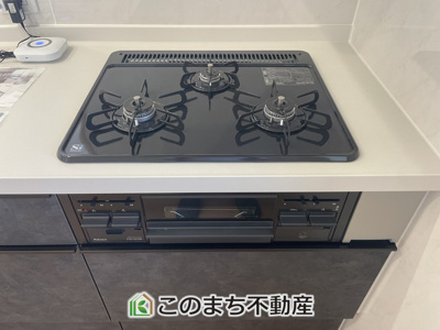 【キッチン】 | いろどりアイタウン筑西市市野辺　 | 手早く複数品作れる3口ガスコネコンロ！忙しい夕食の準備も効率よく進められてとっても便利です♪