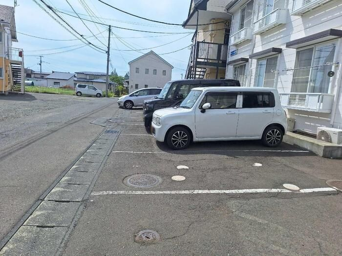 ホワイトコート前九年　Ｂの駐車場