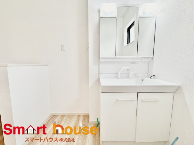 南区上鶴間本町７期の独立洗面台|明るく清潔感ある洗面室は、使い勝手の良い三面鏡と採光窓が特徴♪通気性も良く家事動線にも配慮しました。