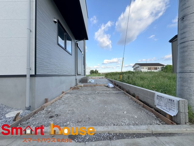 南区上鶴間本町７期の展望|開放的なバルコニーは見晴らしもよく、太陽の温かな温もりをめいっぱい受け止めてくれます。太陽の光と爽やかな風を受けたお洗濯物はあっという間に乾き、取りこむ時には太陽の匂いを感じられそうですね。