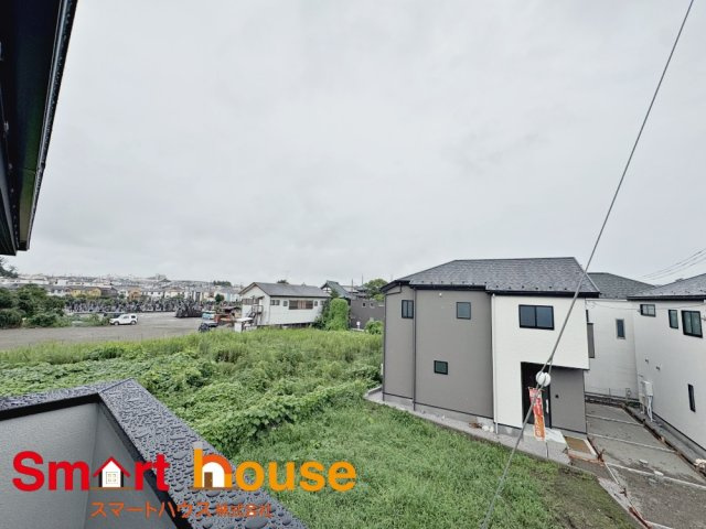 南区上鶴間本町７期の展望|開放的なバルコニーは見晴らしもよく、太陽の温かな温もりをめいっぱい受け止めてくれます。太陽の光と爽やかな風を受けたお洗濯物はあっという間に乾き、取りこむ時には太陽の匂いを感じられそうですね。