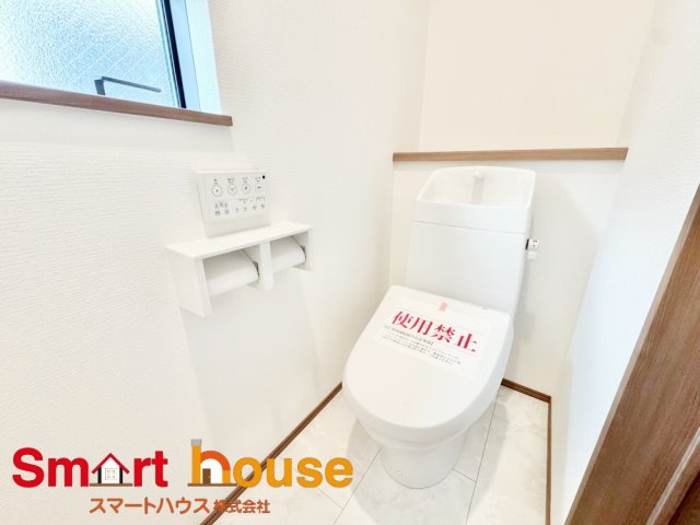 座間市入谷西２丁目　新築2棟のトイレ|節水型でエコなトイレには今では当たり前のウォシュレット付き。換気機能も着いているので常に快適ですね♪