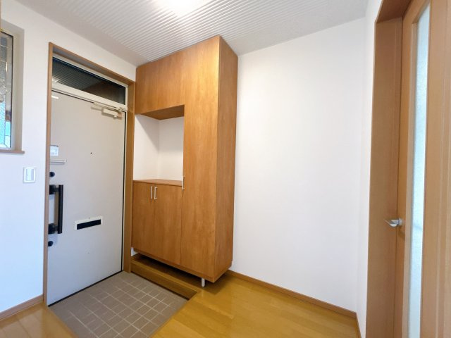 北見市東相内町１６４番地２１　中古売家の玄関|【リフォーム済み】玄関ホール写真です。広々しております。下駄箱を新品交換致しました。大きなサイズで、ご家族分の靴の収納には困らないですね。