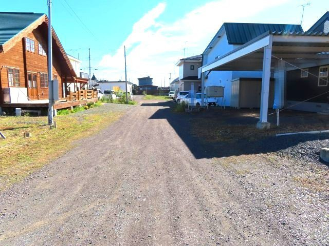 北見市東相内町１６４番地２１　中古売家の前面道路含む現地写真|【前面道路】幅員6mの私道に面してます。