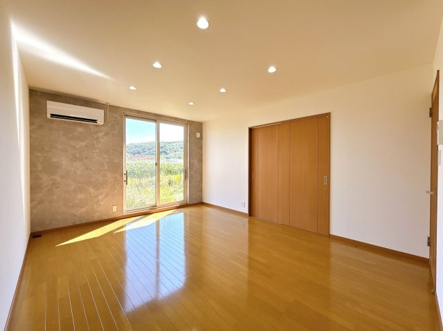 北見市東相内町１６４番地２１　中古売家の居間・リビング|【リフォーム済み】リビングは窓側のクロスを張り替えました。