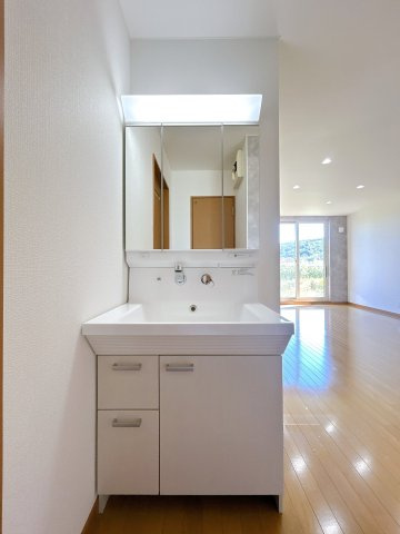北見市東相内町１６４番地２１　中古売家の独立洗面台|【リフォーム済】洗面化粧台は新品に交換しました。収納スペースもついているため整髪料などの小物も取り出しやすいです。