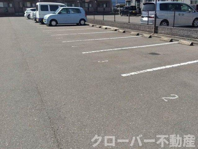 レオパレスハイメゾン坂出の駐車場